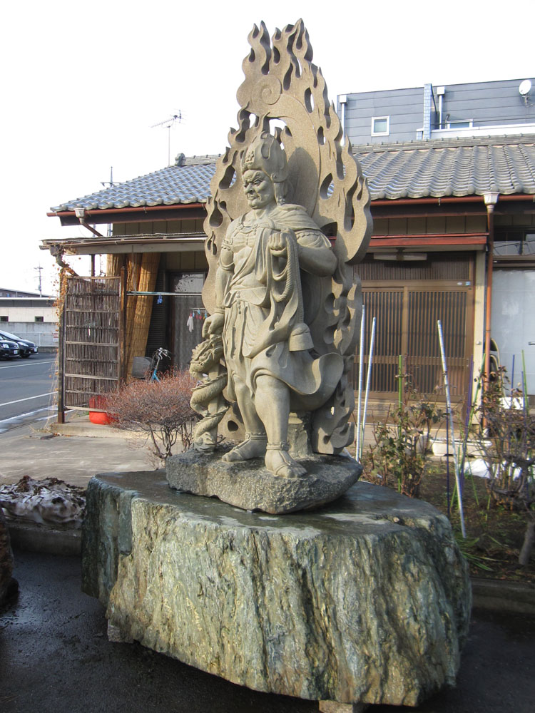 倶利伽羅剣を持った不動明王です。 | 噴水 石像 仏像 彫刻作品の卸販売|株式会社増樹